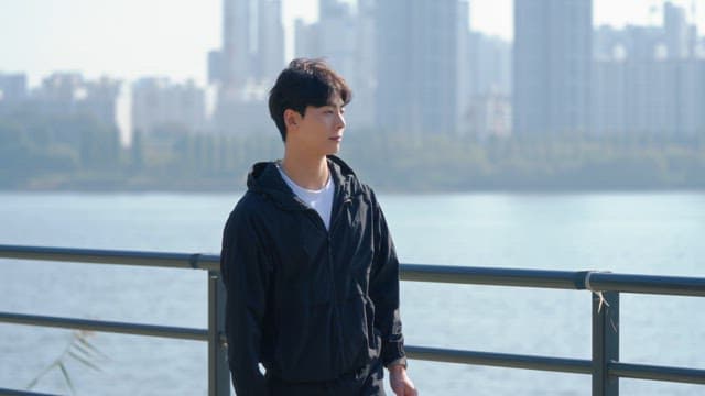 산책하며 물을 마시는 남성