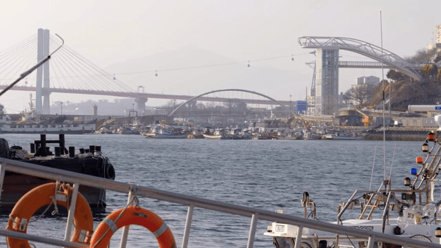 케이블카와 다리가 보이는 항구의 모습