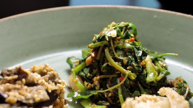 도자기 접시에 담긴 가지볶음과 도라지 무침 등 다양한 나물 요리