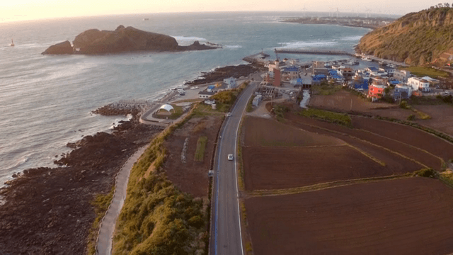 바다와 마을이 보이는 해안 도로