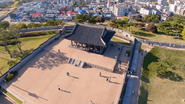 도시 풍경 속 한국의 역사적인 성곽