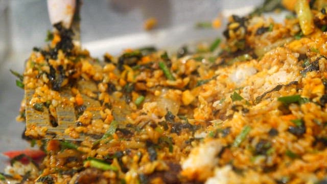 야채와 함께 비벼지는 한국식 철판볶음밥