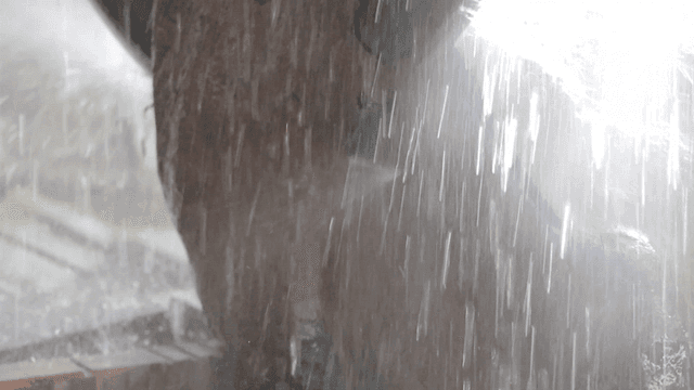 물이 뿌려지는 돌 절단기