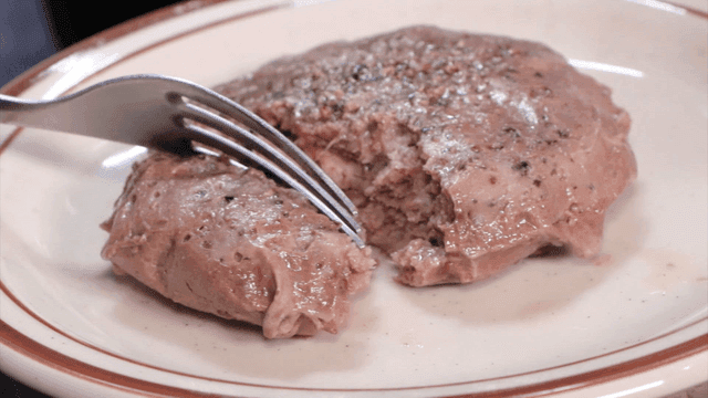 포크로 잘라낸 수비드된 패티