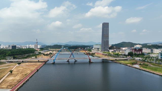 강과 다리가 있는 현대적인 도시 풍경