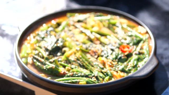 따뜻하고 먹음직스러운 열무 꽁치조림