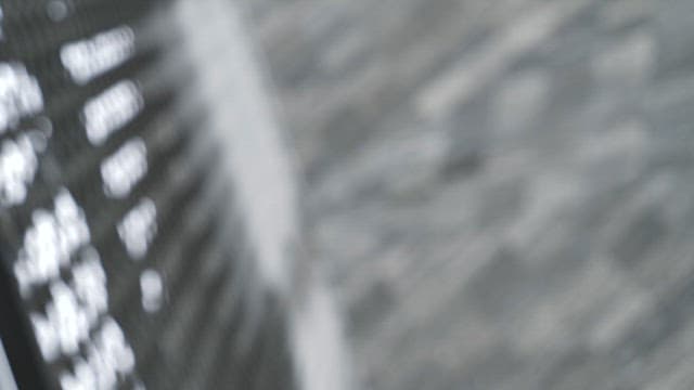 건축물의 회색 외벽과 금속 난간