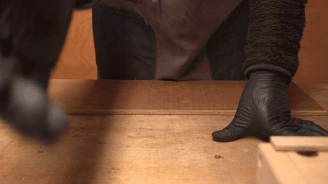 실내에서 나무 판자를 다루는 사람