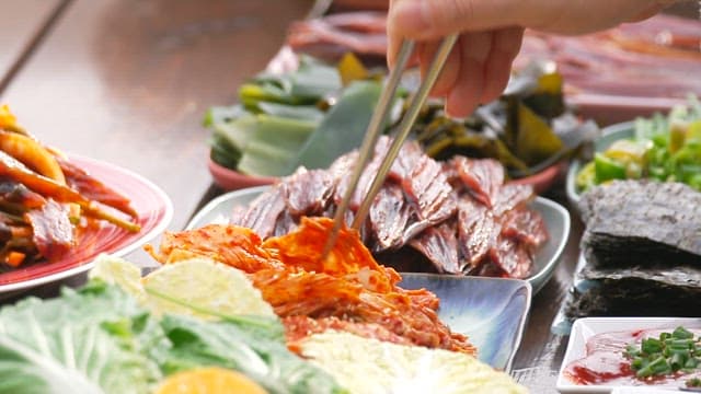 식탁에 차려진 다양한 채소를 곁들여 싸는 쌈