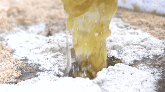 큰 그릇에서 섞이는 가루와 액체 형태의 양념들