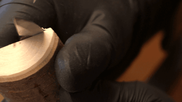 칼로 나무 조각을 하는 장면