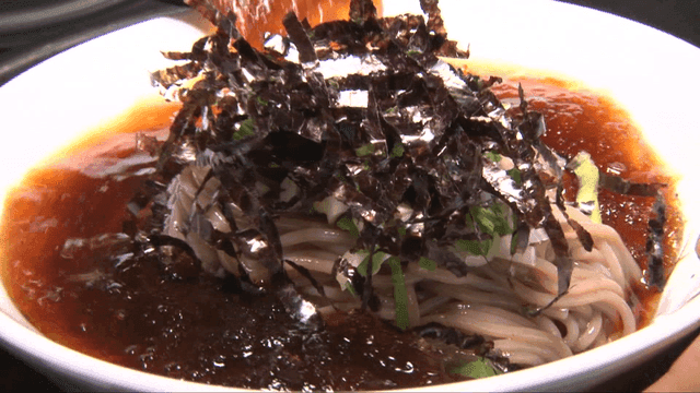 메밀면이 들어있는 그릇에 붓는 육수