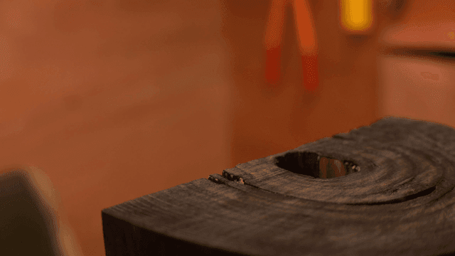 연기가 피어오르는 나무 조각품 표면