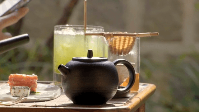 야외에서 차와 간식이 있는 아늑한 테이블