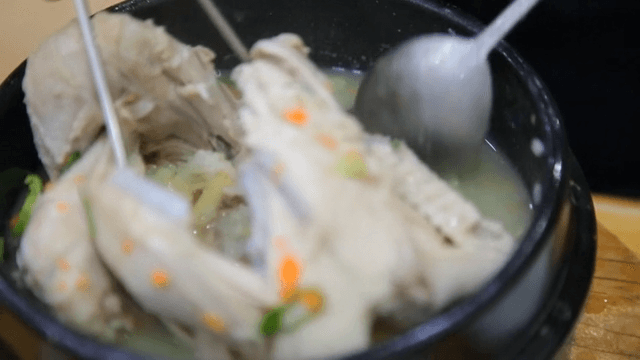 뜨거운 뚝배기 그릇에 담긴 삼계탕