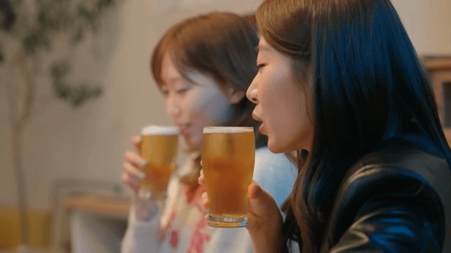 함께 맥주를 즐기며 건배하는 친구들