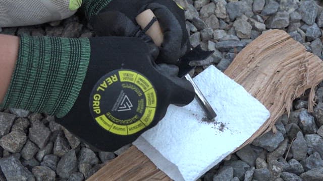 야외에서 파이어스틱으로 불을 붙이는 손 클로즈업