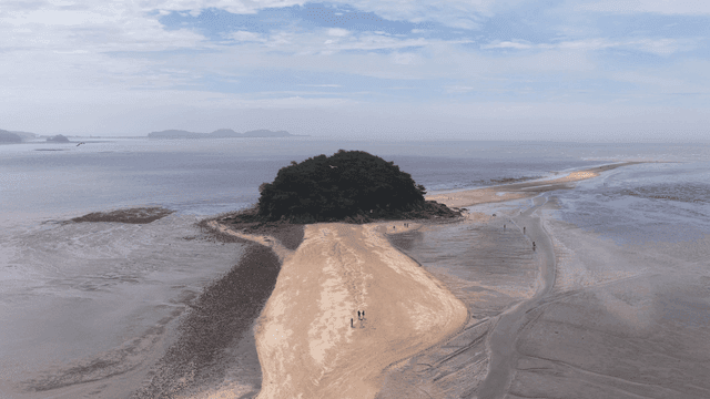 Tidal flats with small islands formed by series of sandy stretches