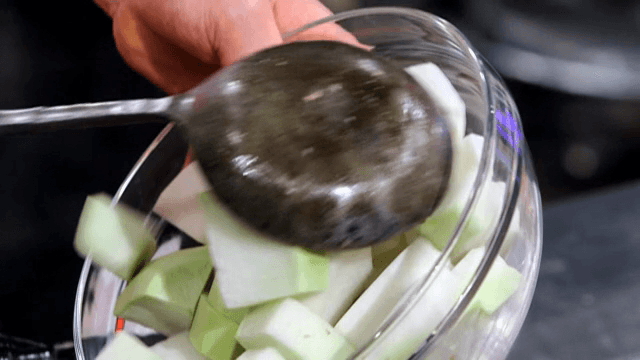 뜨거운 웍에 깍둑썰기한 고기와 무를 볶기