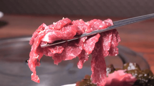 접시에 담긴 신선한 생고기