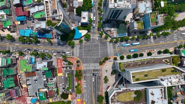 신호를 기다리는 차와 달리는 차가 혼재한 교차로