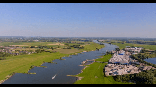 농지를 흐르는 강의 항공 뷰