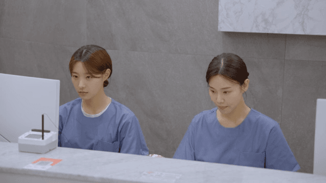 병원 접수 데스크에서 몰래 뒷담화를 하는 간호사들