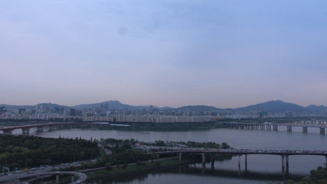 Hangang River and traffic in Seoul from dusk to night