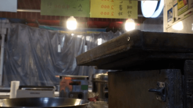 주방 장비가 있는 시장 가판대