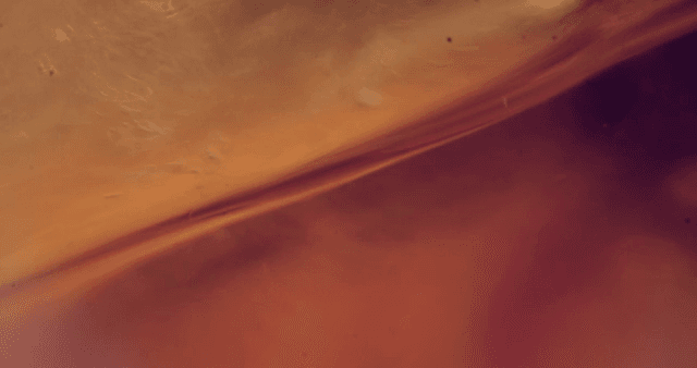 주황빛 액체의 물방울과 움직임