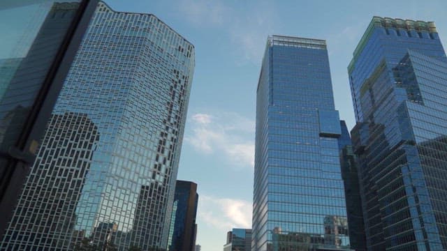 파란 하늘을 향해 솟은 고층 빌딩들