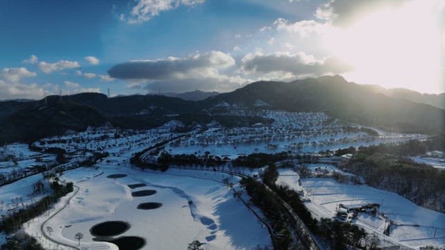 눈이 쌓인 풍경과 도로들