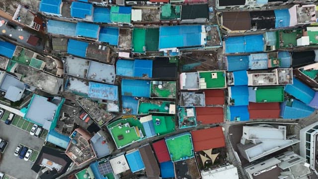 밀집된 도시 지역의 다채로운 지붕