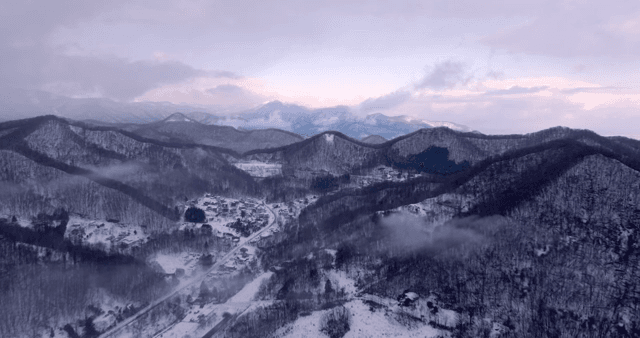 눈 덮인 산의 광활한 전경