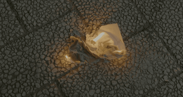 돌바닥 위에서 타는 종이