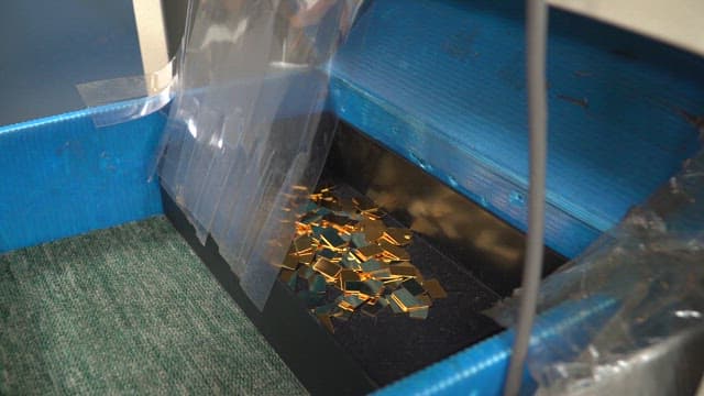 파란 용기 안의 작은 금속 조각들