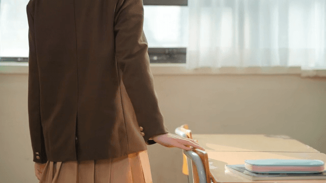 교실 창문을 바라보는 학생