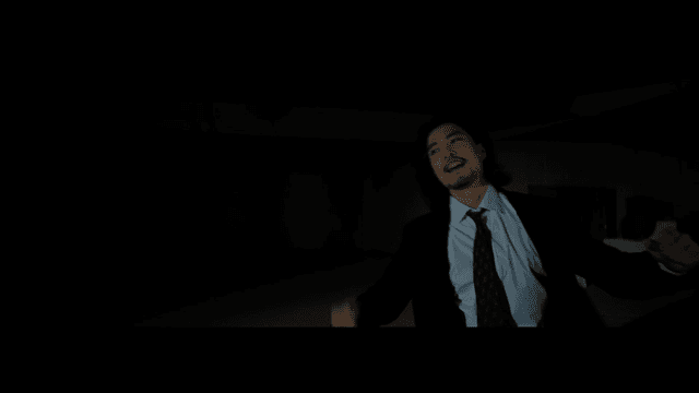 두 남자의 야간 무술 장면