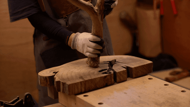 작업장에서 나무를 다루는 장인