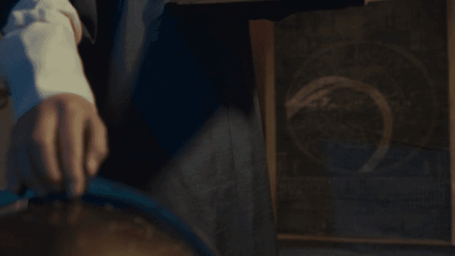 고대 지도를 살펴보는 사람