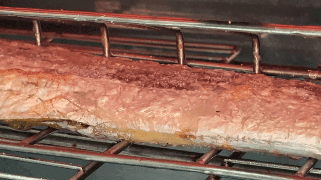 오븐에서 튀겨지듯 구워지는 갈치