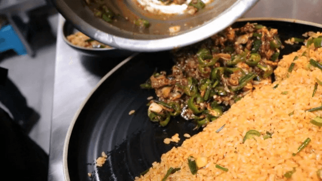 양념된 꼬막을 그릇에 담는 모습