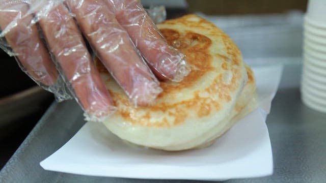 종이 접시에 담긴 한국 호떡