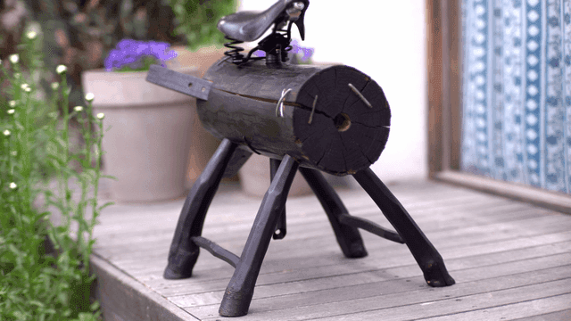 현관에 자전거 안장이 있는 나무 통