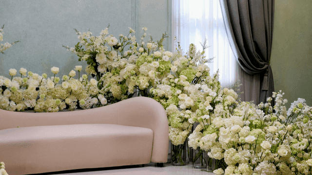 흰 꽃과 소파로 가득한 신부 대기실