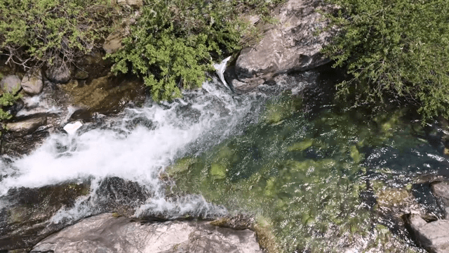 바위 위로 흐르는 맑은 시냇물