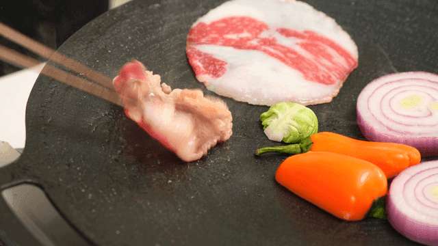 Thinly sliced ​​beef and vegetables cooked in pan