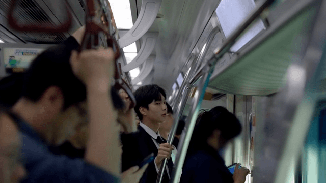 혼잡한 지하철 속 직장인 남성