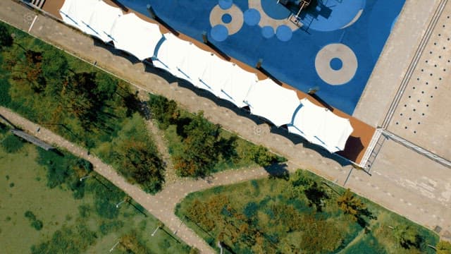 놀이터와 공원의 항공 뷰