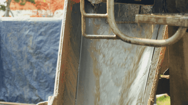 현장에서 믹서에서 부어지는 콘크리트